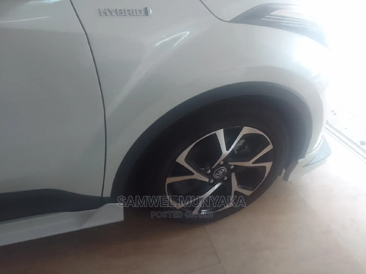 Toyota C-HR XLE FWD Sport Utility (2.0L 4cyl 2AM) 2018 White