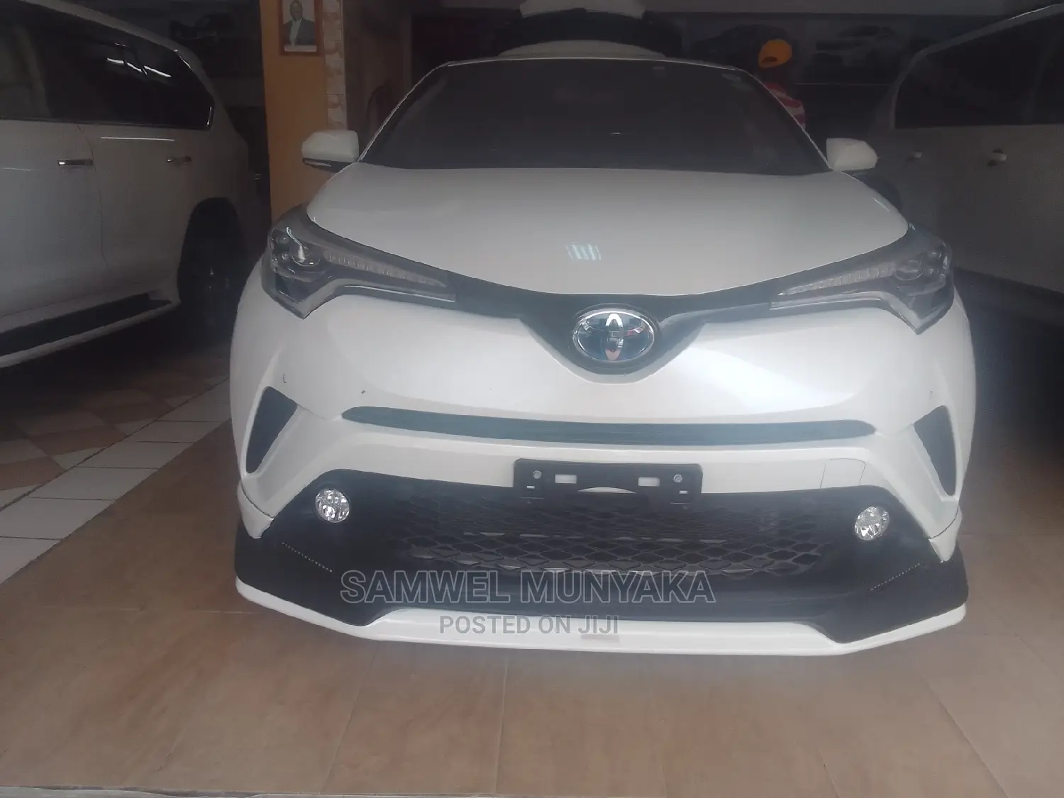 Toyota C-HR XLE FWD Sport Utility (2.0L 4cyl 2AM) 2018 White