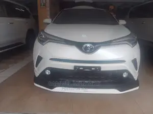 Toyota C-HR XLE FWD Sport Utility (2.0L 4cyl 2AM) 2018 White