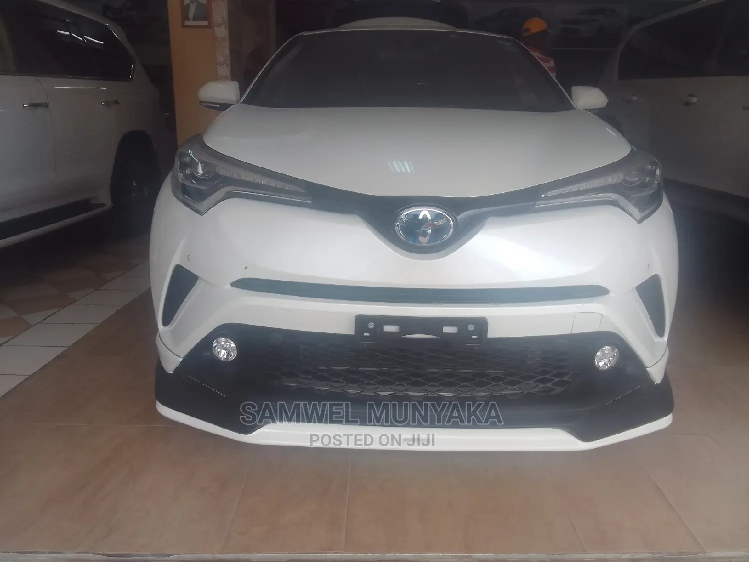 Toyota C-HR XLE FWD Sport Utility (2.0L 4cyl 2AM) 2018 White