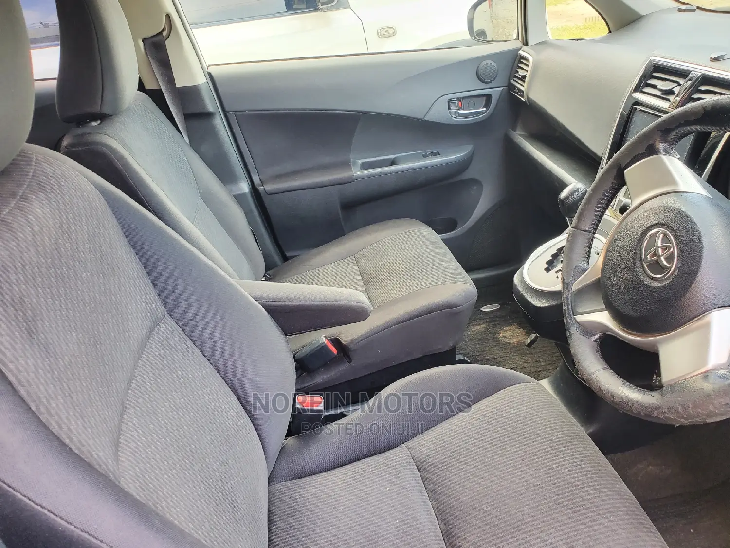 Toyota Ractis 2015 Pearl