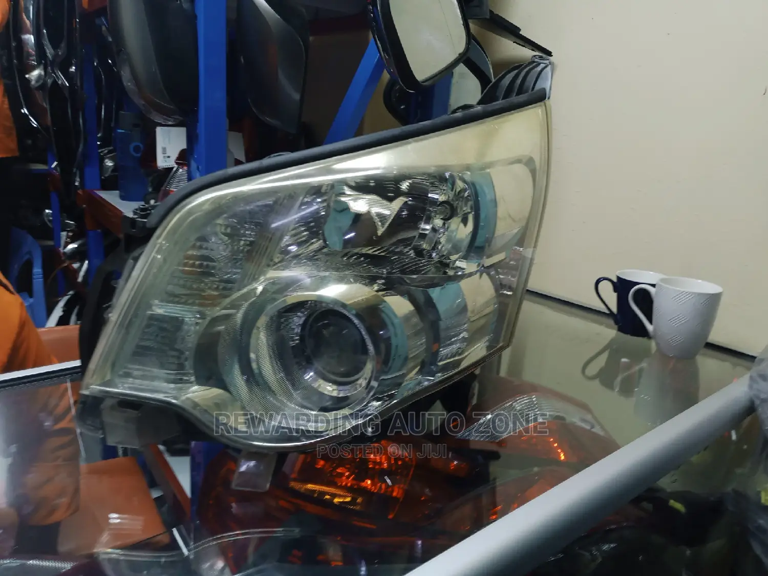 Noah 2012 Headlight Xenon.