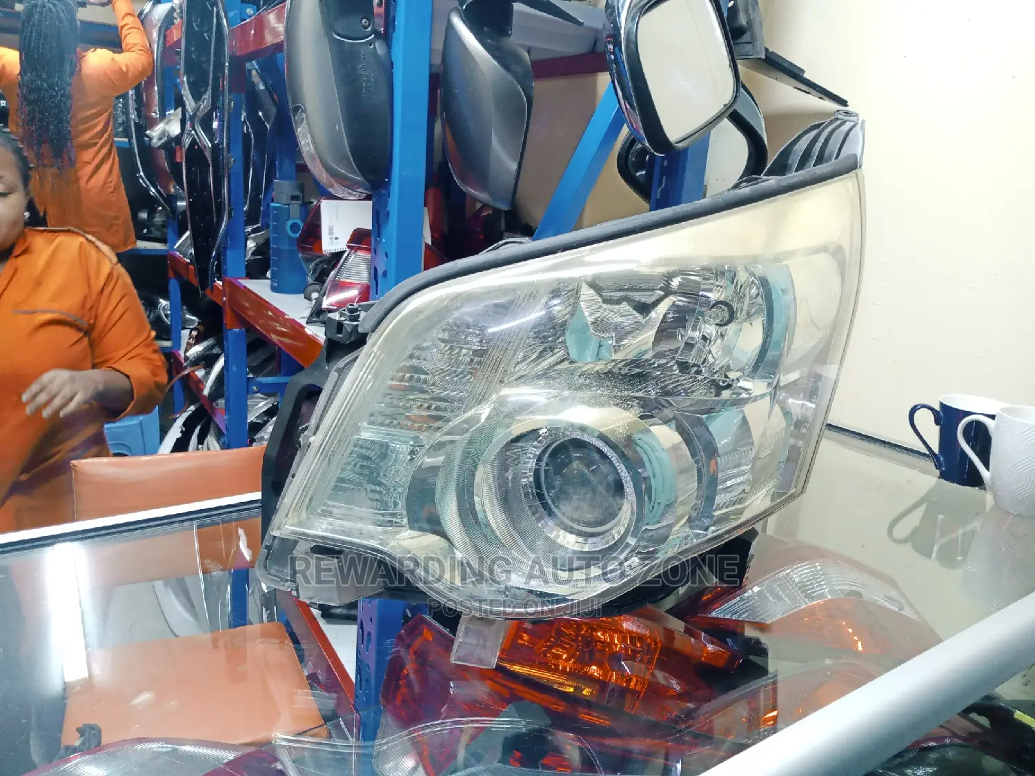 Noah 2012 Headlight Xenon.