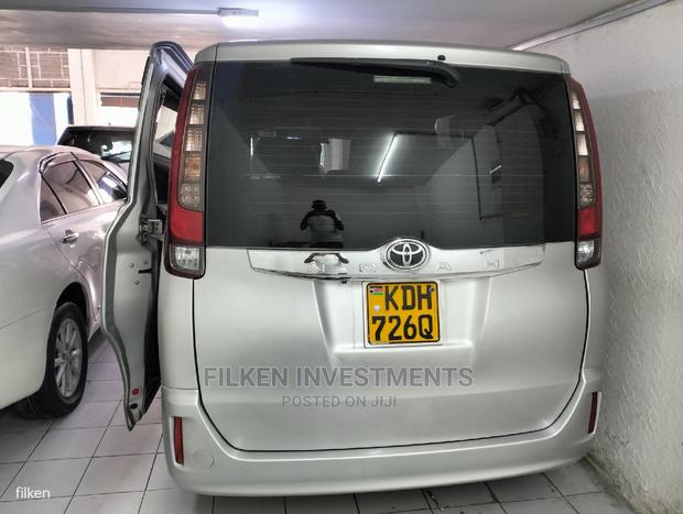Toyota Noah 2015 Silver - thumbnail 2