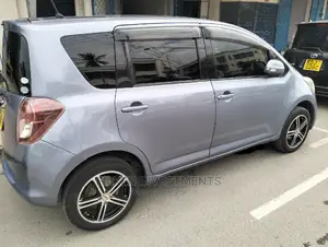 Toyota Ractis 1.3 FWD 2010 Blue
