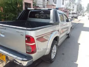 Toyota Hilux SR5 4x4 2014 Silver