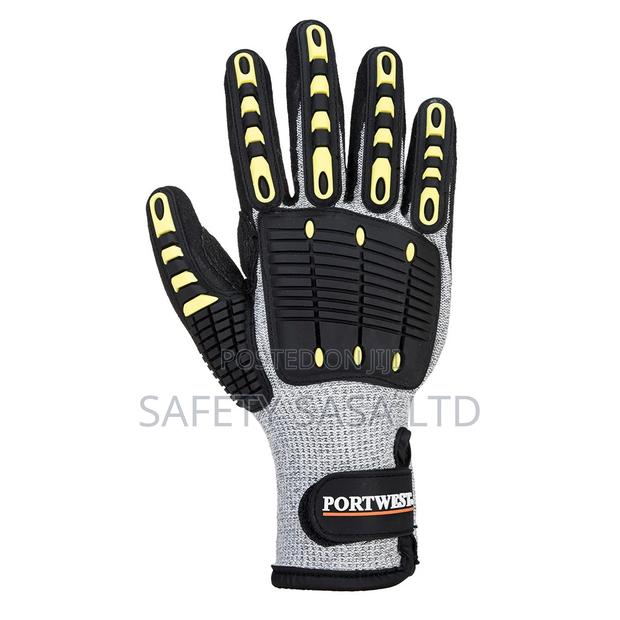 Anti Impact Cut Resistant Thermal Glove - thumbnail 3