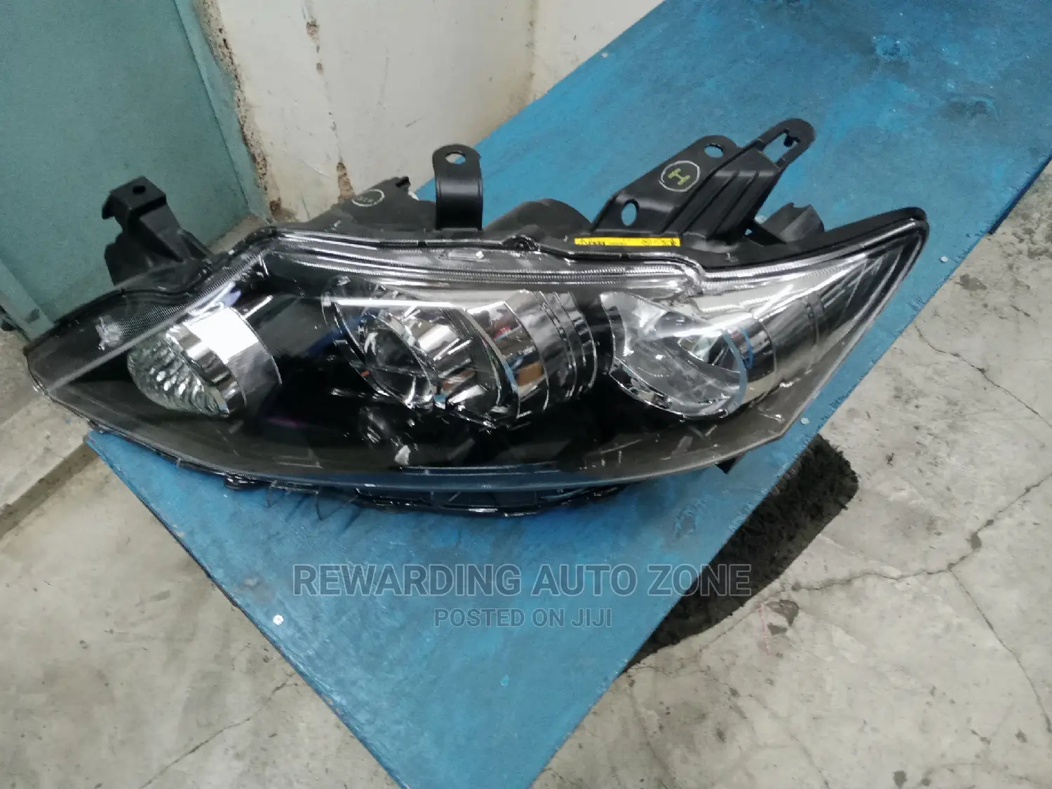 Allion 265 2015 Headlight Xenon Type.