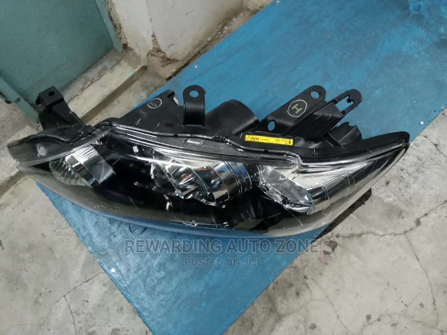Allion 265 2015 Headlight Xenon Type.