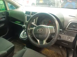 Toyota Ractis 1.3 FWD 2016 Silver