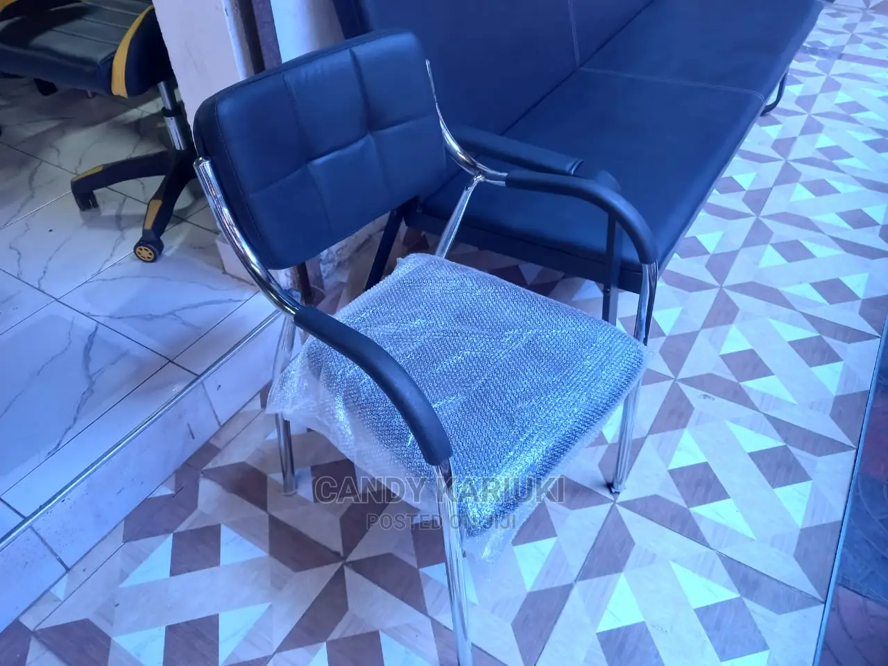 Comfy Buttorned Office Chair