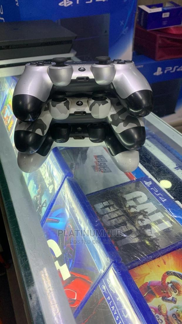 SONY Ps4 Cotrollers - main view