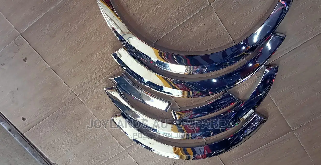 Hiace 7l Fender Flares/Trims Chrome