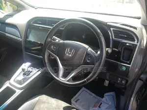 Honda Shuttle 1.5 Hybrid 2WD 2017 Silver