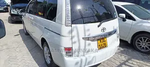 Toyota ISIS 1.8 L 4WD 2016 Pearl