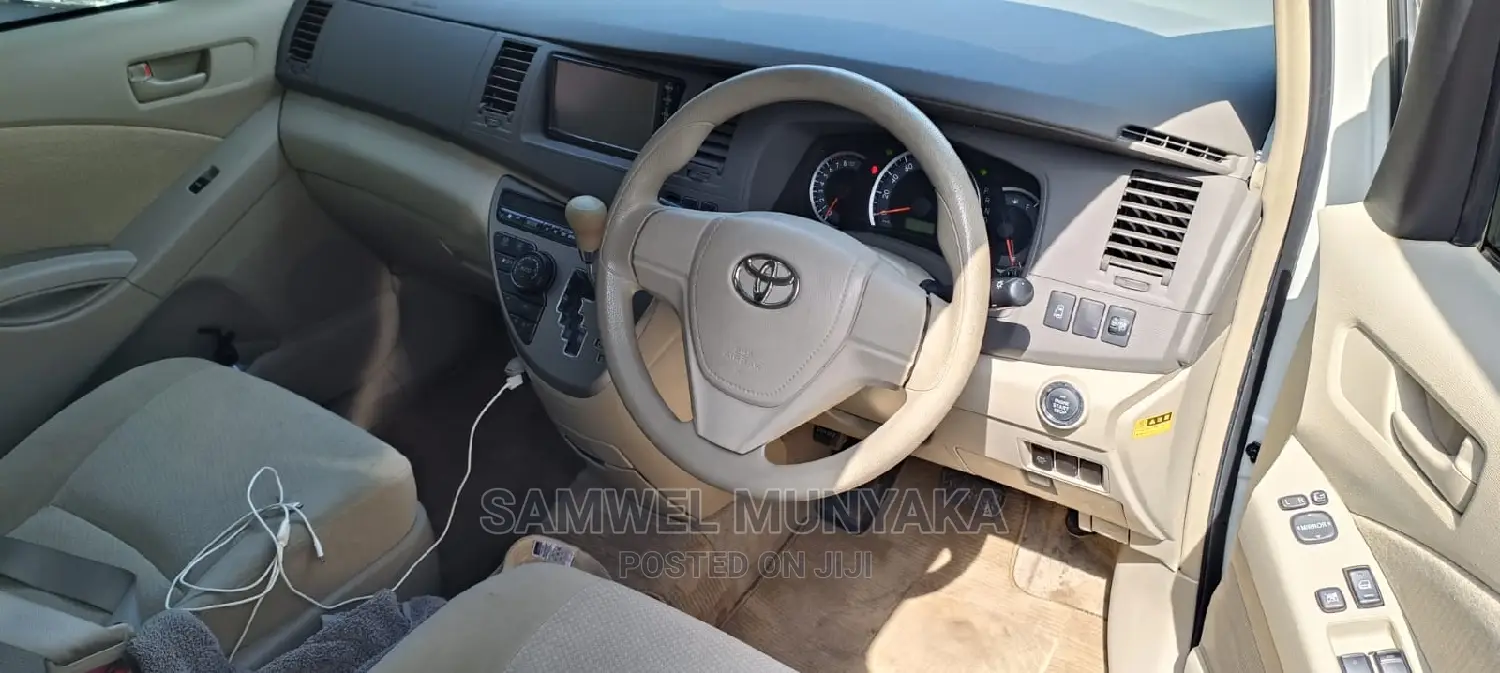 Toyota ISIS 1.8 L 4WD 2016 Pearl