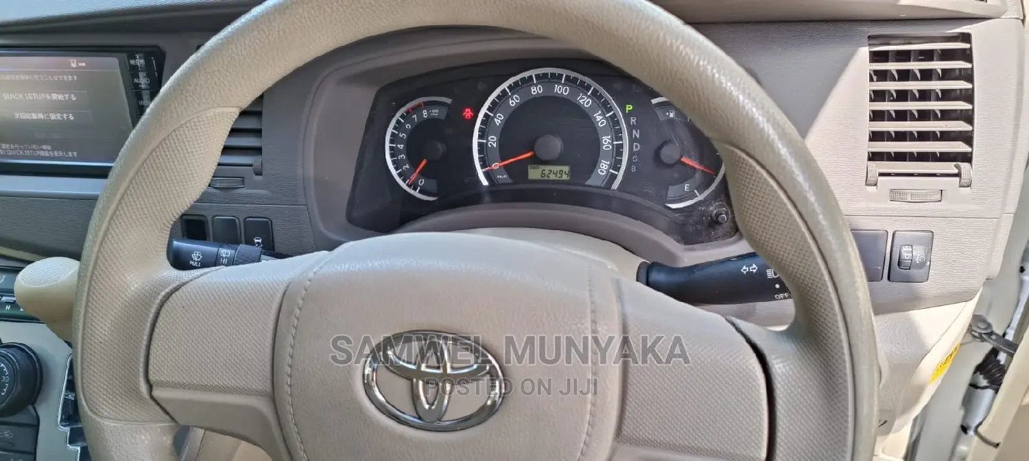Toyota ISIS 1.8 L 4WD 2016 Pearl