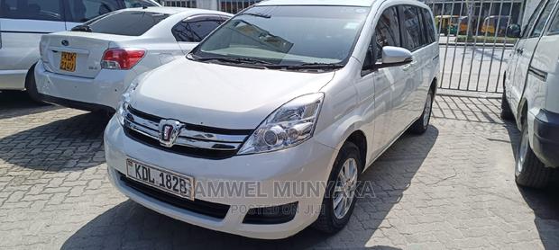 Toyota ISIS 1.8 L 4WD 2016 Pearl