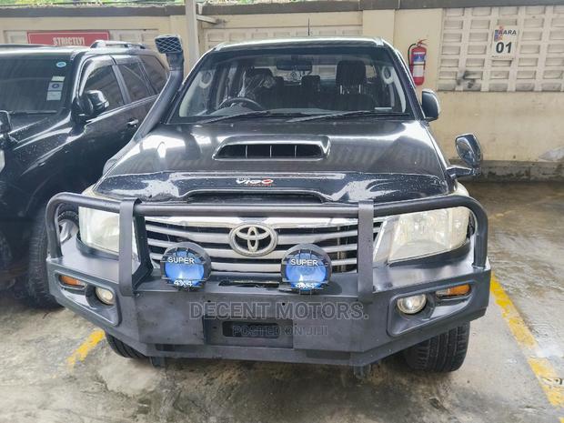 Toyota Hilux SR5 HI-RIDER 2016 Black
