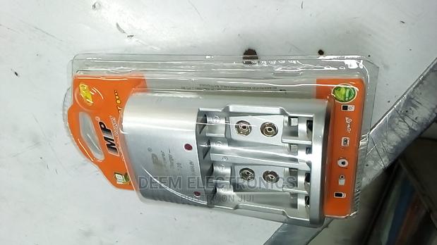 Battery Charger for AA and 9V