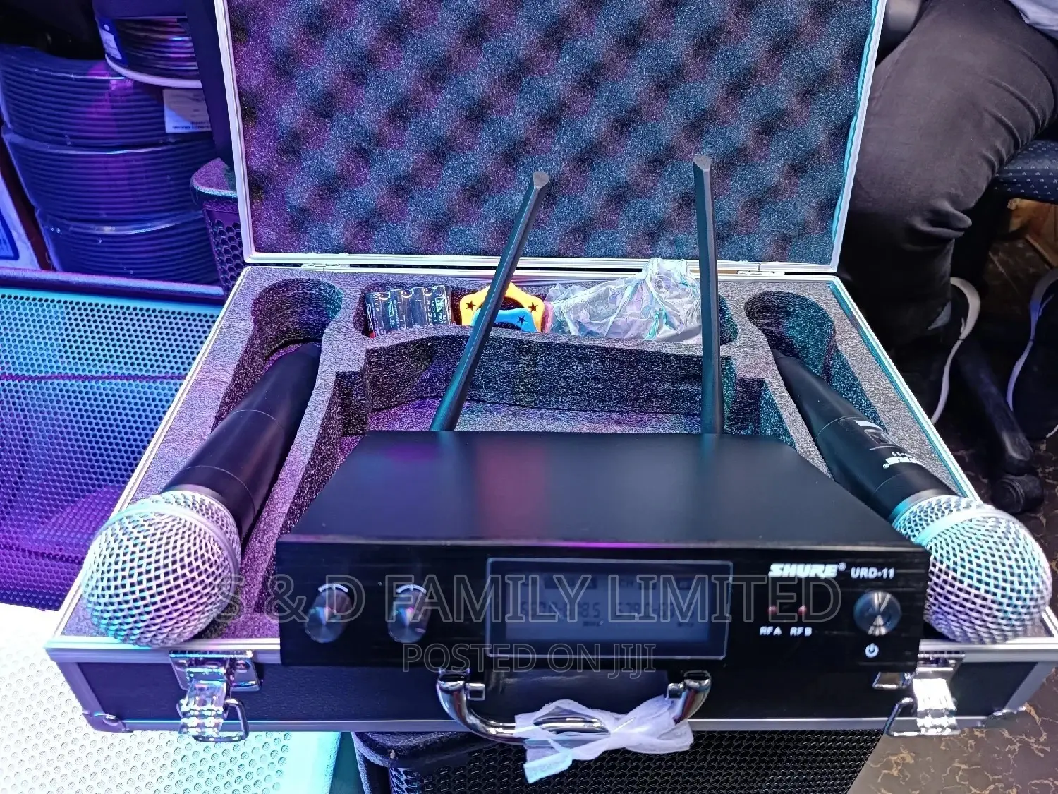 Shure URD-11 Wireless Microphone With Briefcase