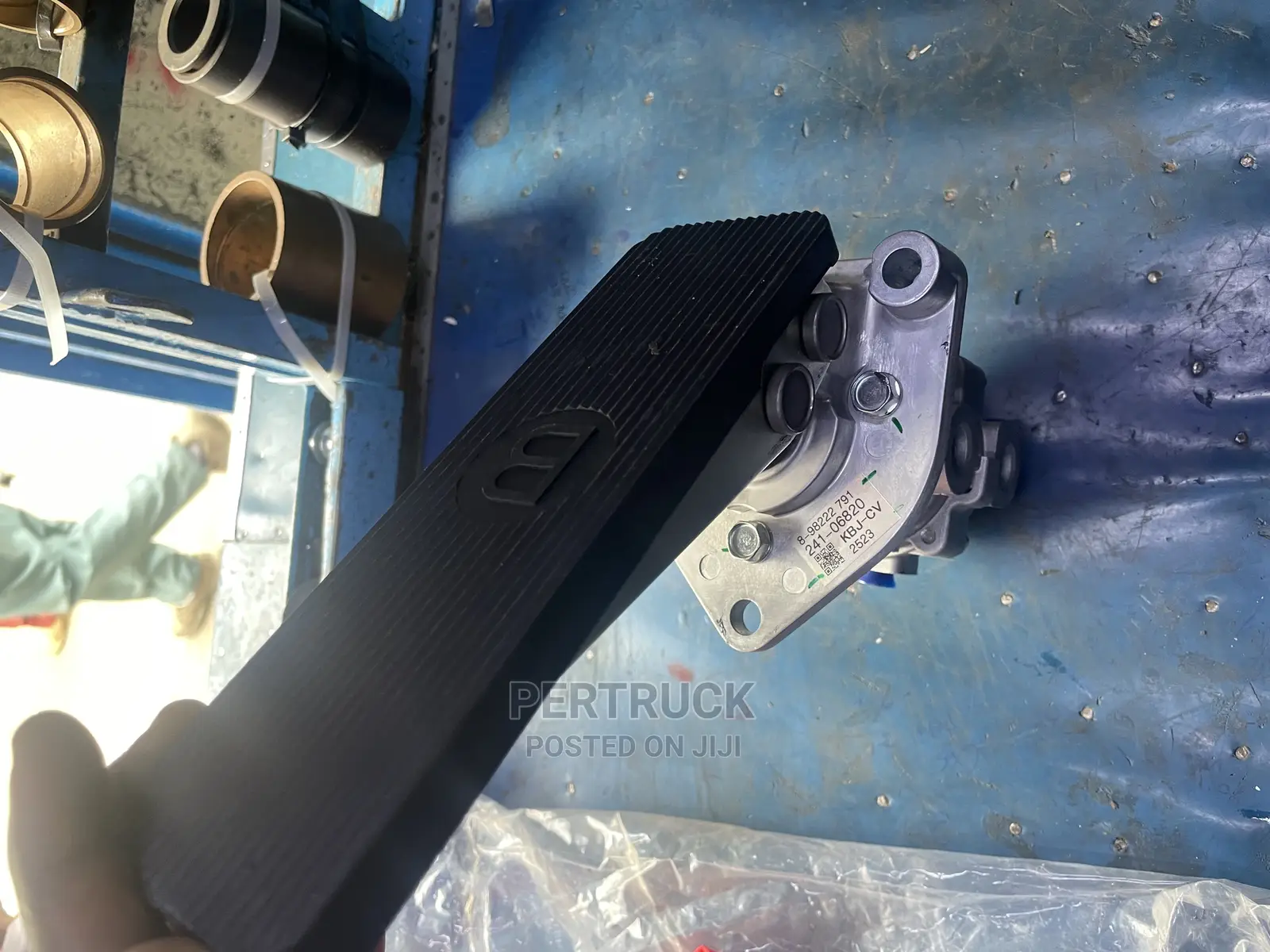 Foot Brake Valve for Isuzu FRR/FVZ/FSR/FVR/FTS Genuine