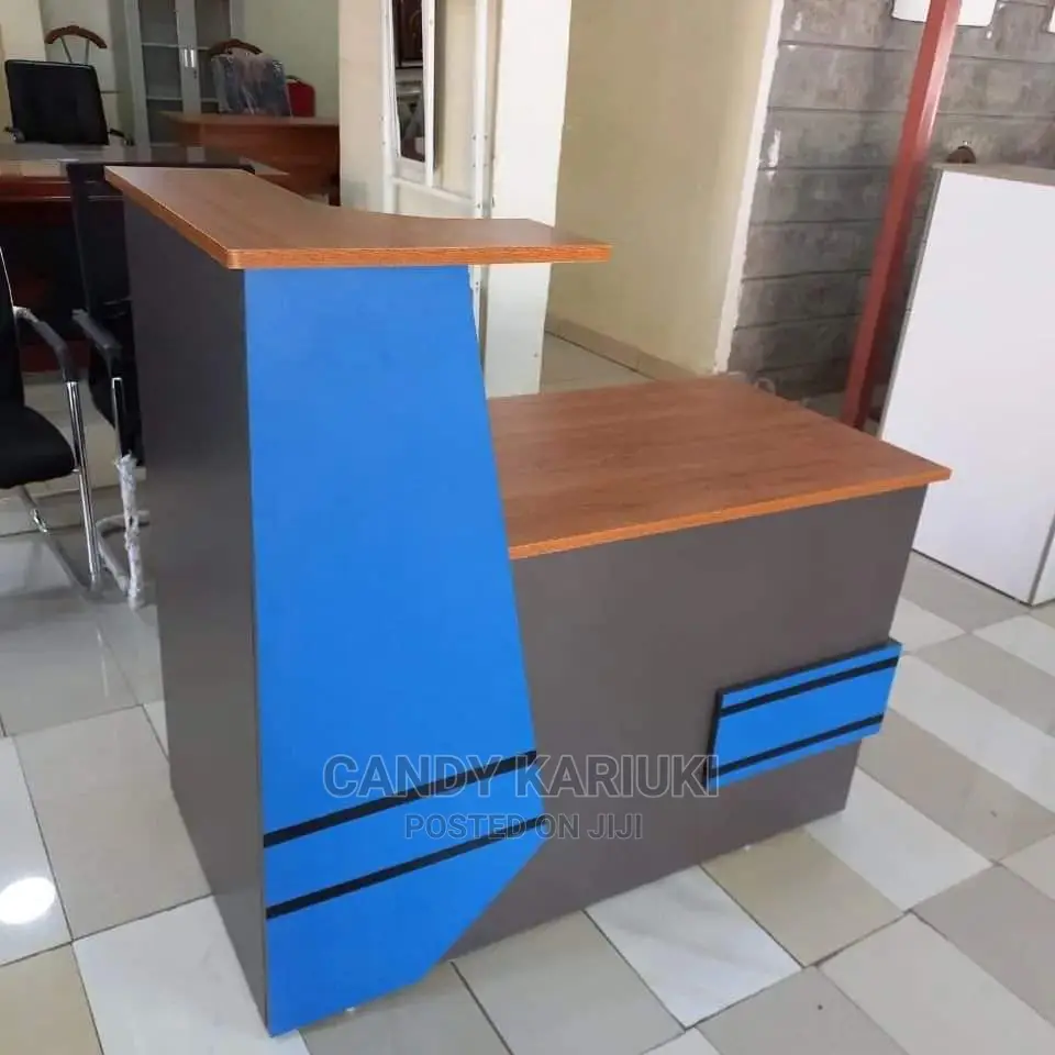 Spacious 1.4m Reception Desk
