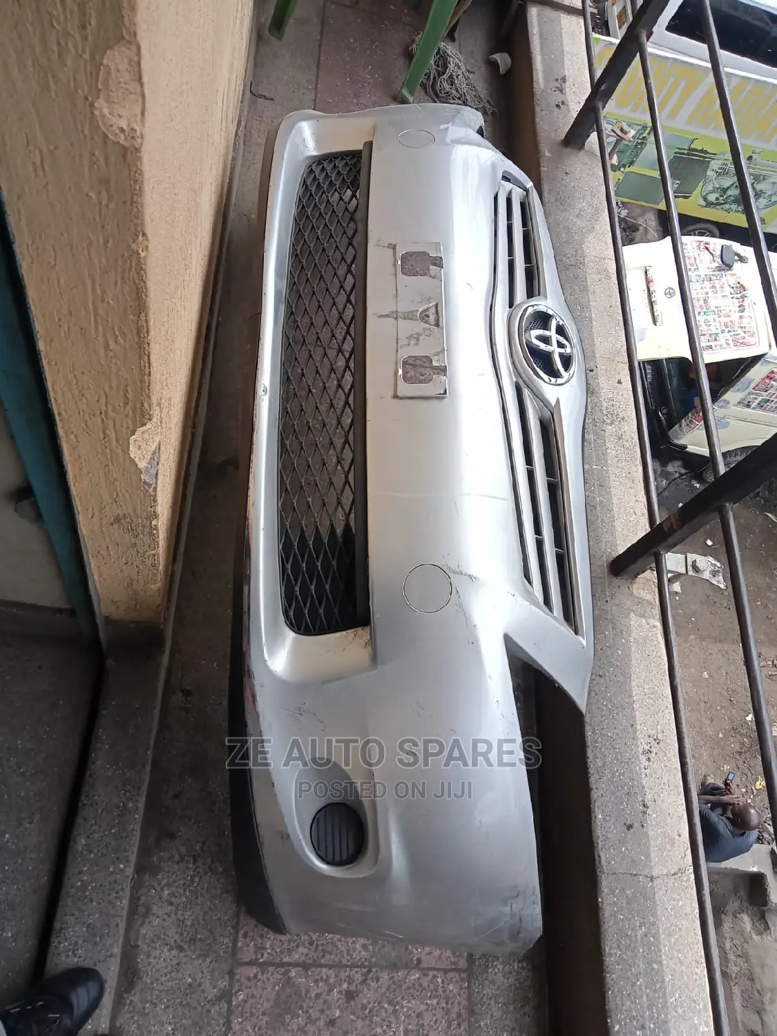 Auris 2010 Front Bumper Complete With Grill