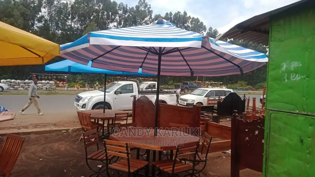 Spacious Garden Set ( 6 Chairs, a Table Plus an Umbrella)