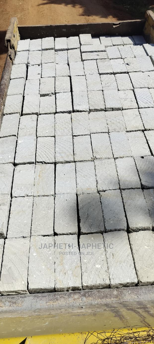 Machine Cut Stones,.Mawe Ya Ndarugo Safi Sana - thumbnail 4