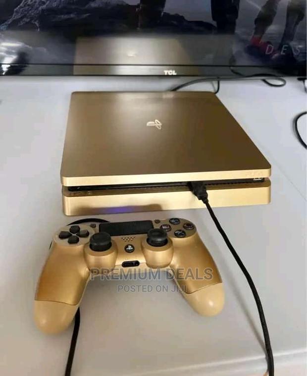 Gold Ps4 Slim With the Controller
