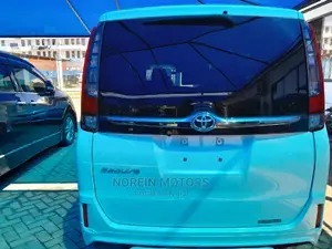 Toyota Esquire 2016 White