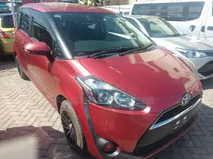 Toyota Sienta 2016 Red