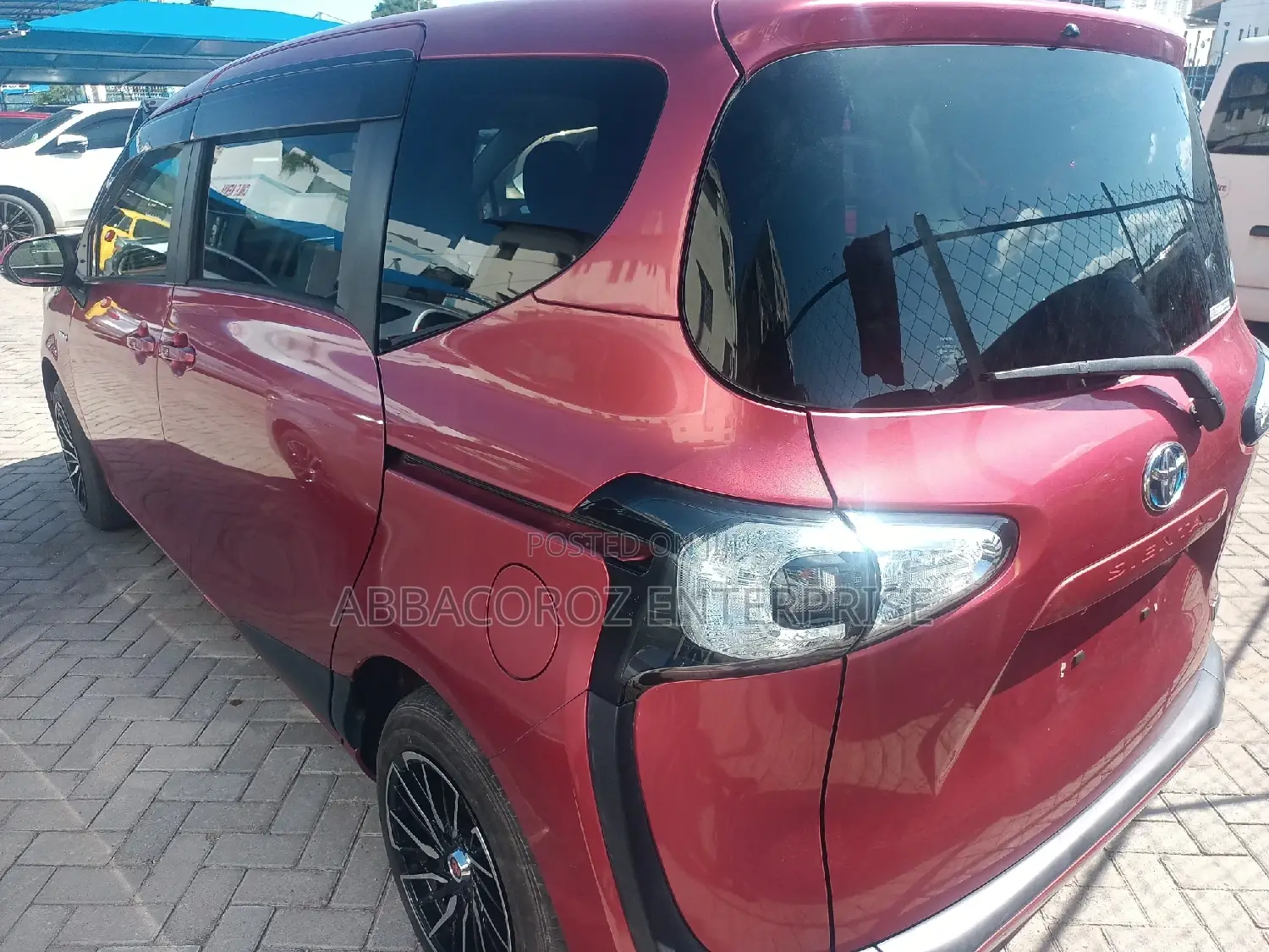 Toyota Sienta 2016 Red