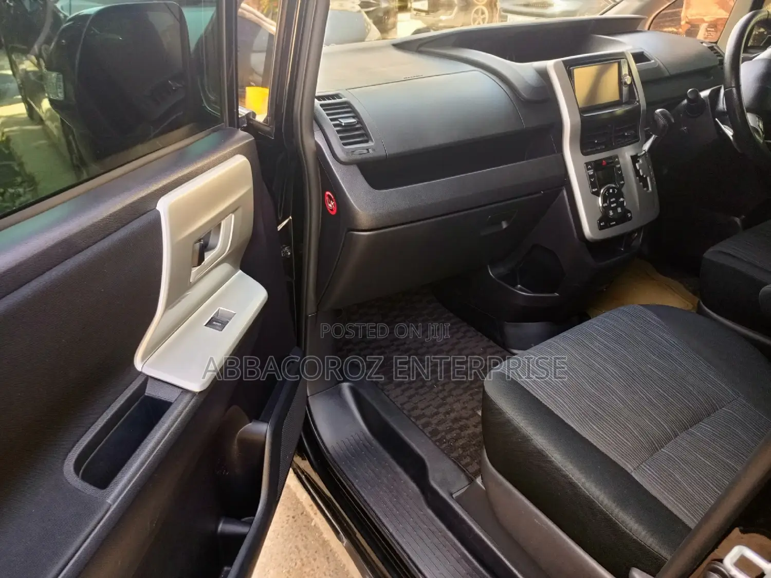 Toyota Noah 2.0 158hp AWD (7 Seater) 2012 Black