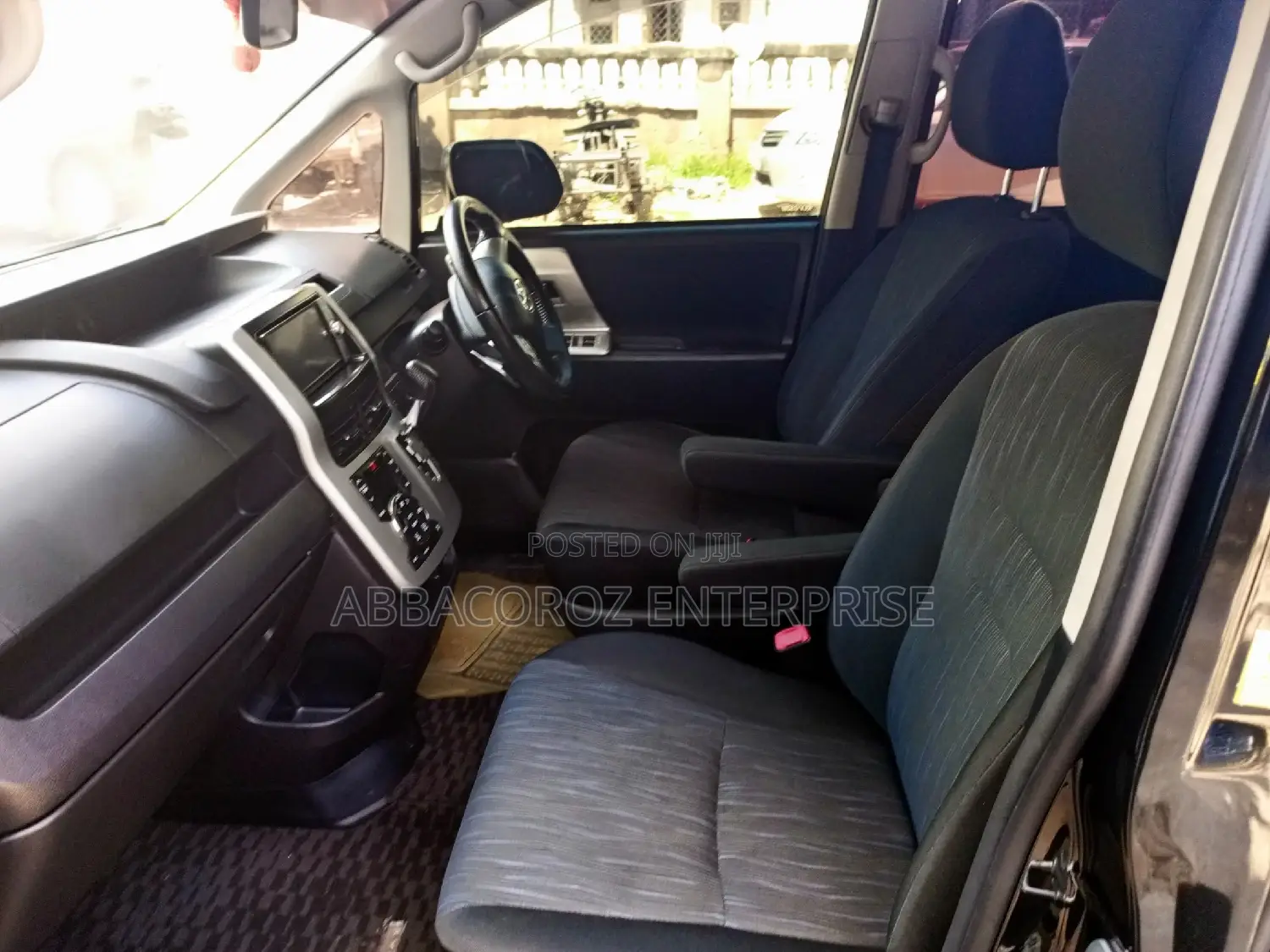 Toyota Noah 2.0 158hp AWD (7 Seater) 2012 Black