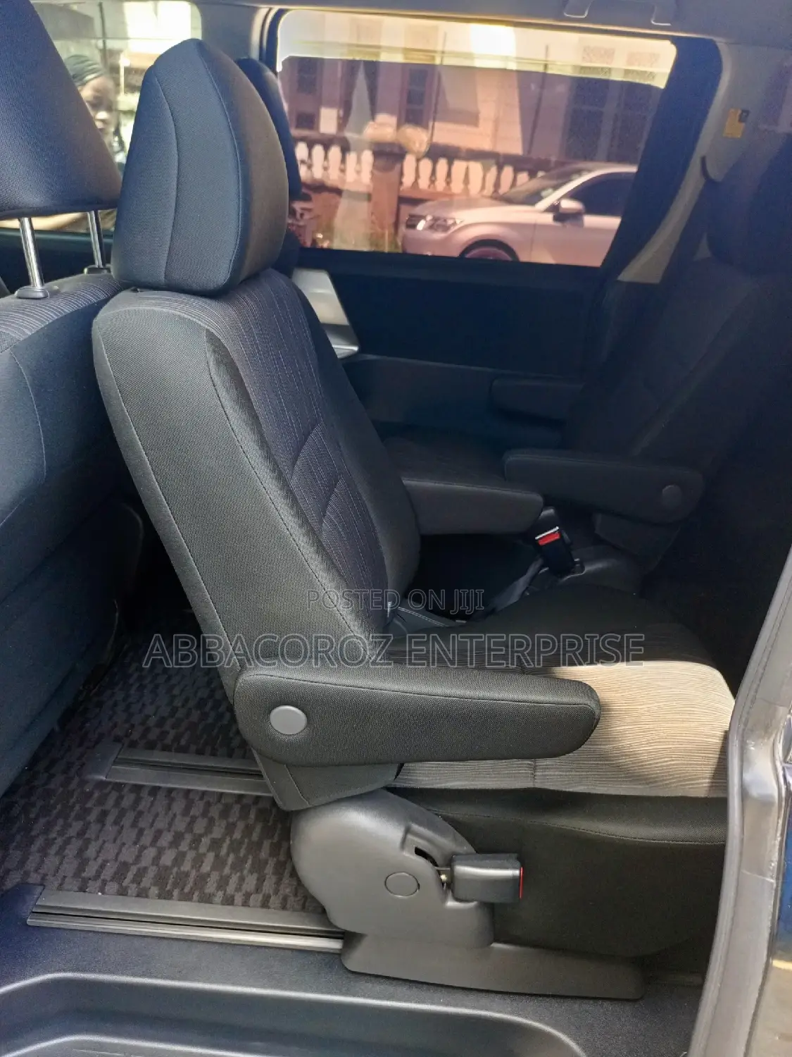 Toyota Noah 2.0 158hp AWD (7 Seater) 2012 Black