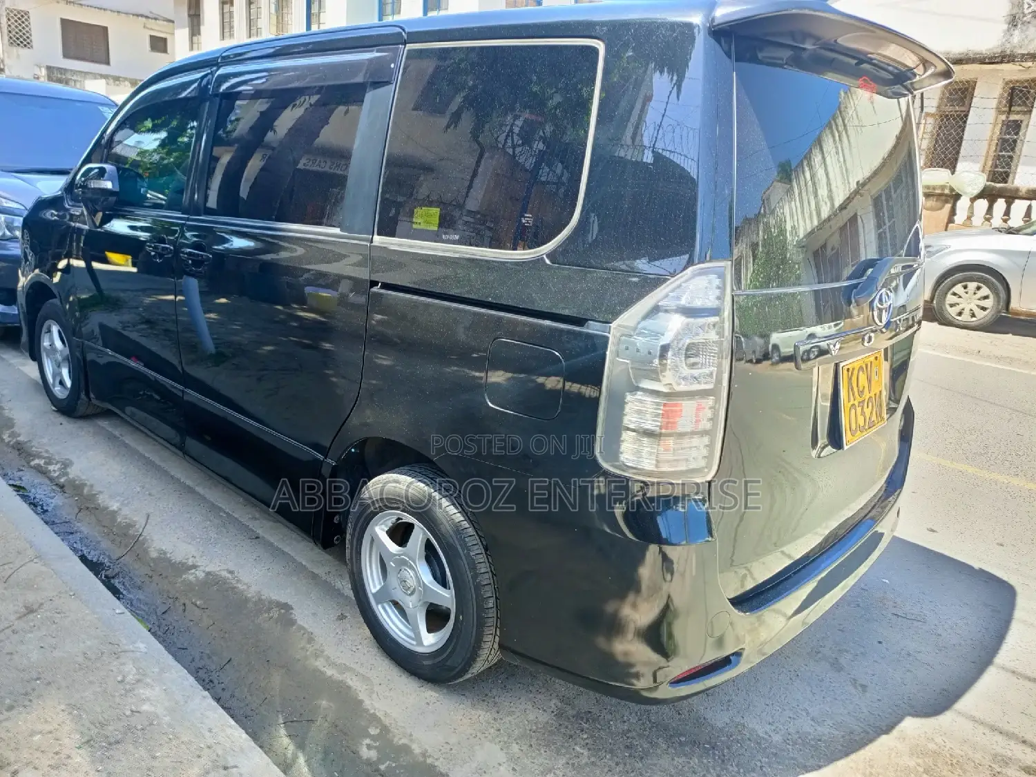 Toyota Noah 2.0 158hp AWD (7 Seater) 2012 Black