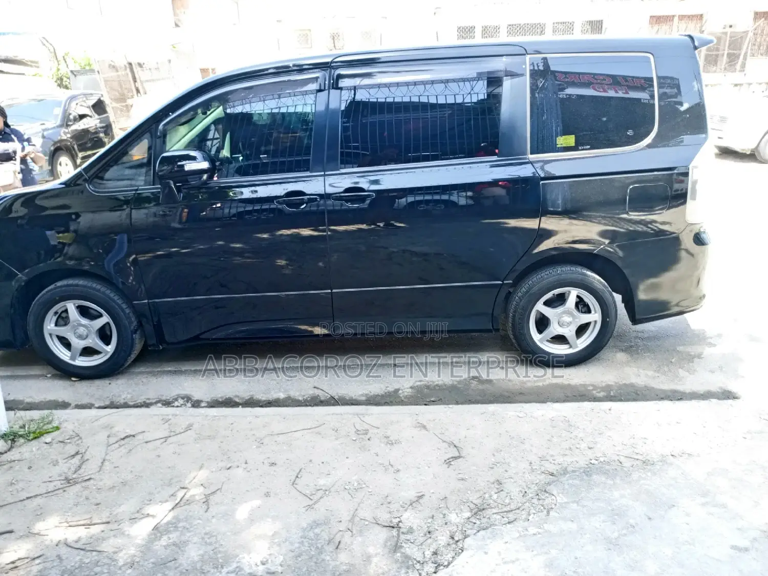 Toyota Noah 2.0 158hp AWD (7 Seater) 2012 Black