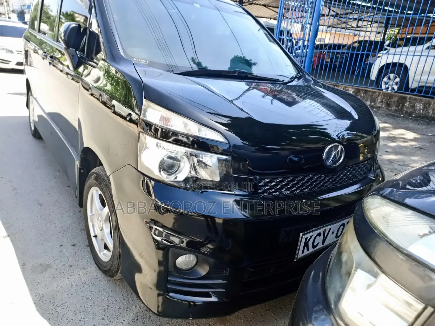 Toyota Noah 2.0 158hp AWD (7 Seater) 2012 Black