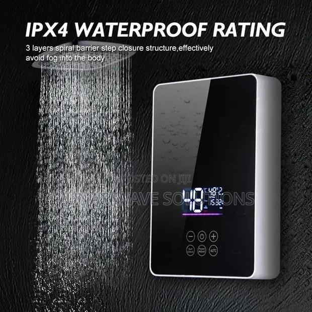 Minimalist Piano Shower Head With 4 Functions and Display - thumbnail 3