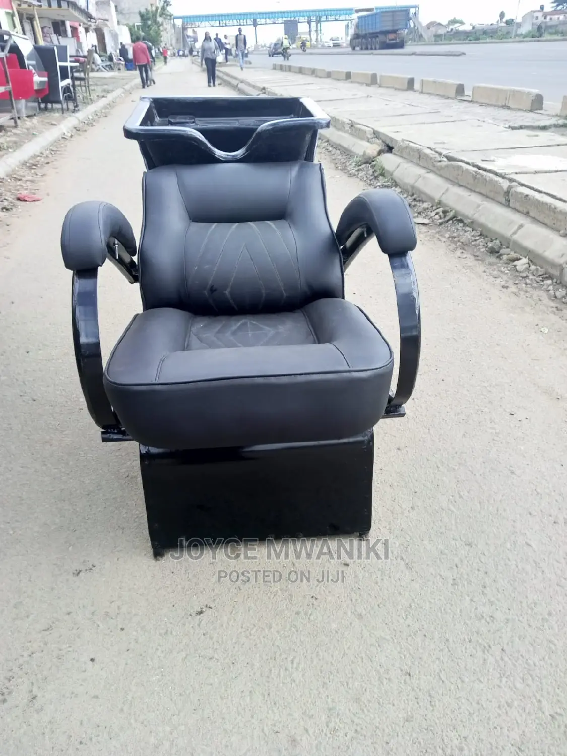 Sink Chair for Salon or Barber Shop, Black in Colour