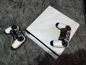 Ex Uk Ps4 Slim Limited Edition With Two Pads