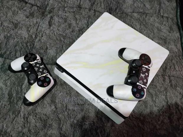 Ex Uk Ps4 Slim Limited Edition With Two Pads