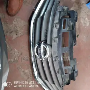 Nissan Grill 2012