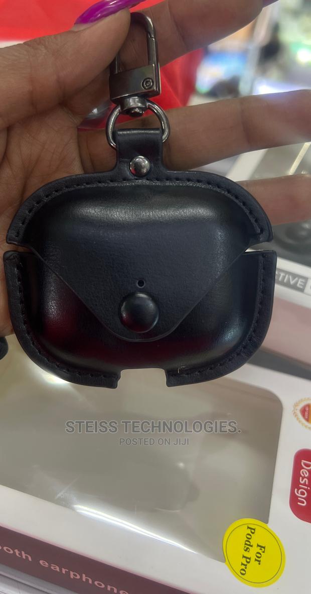 Airpods Pro Black Leather Casing. - thumbnail 2