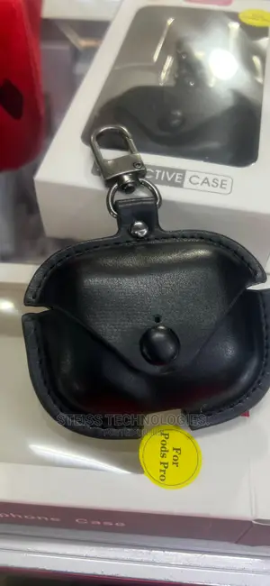 Airpods Pro Black Leather Casing.