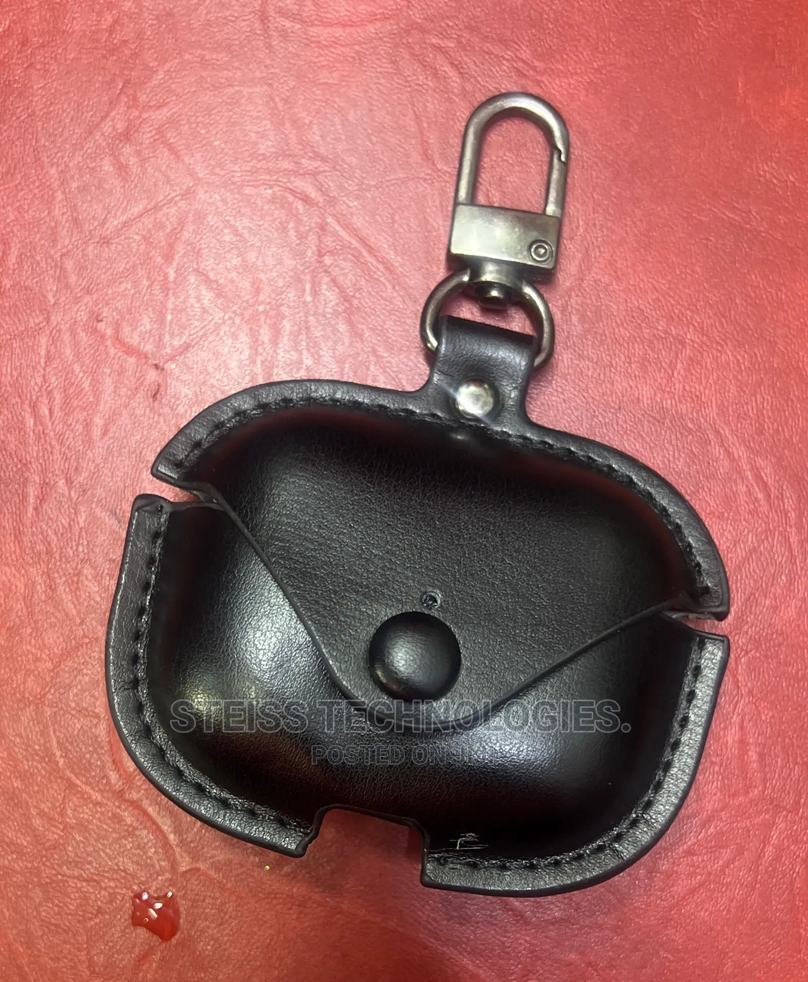 Airpods Pro Black Leather Casing.