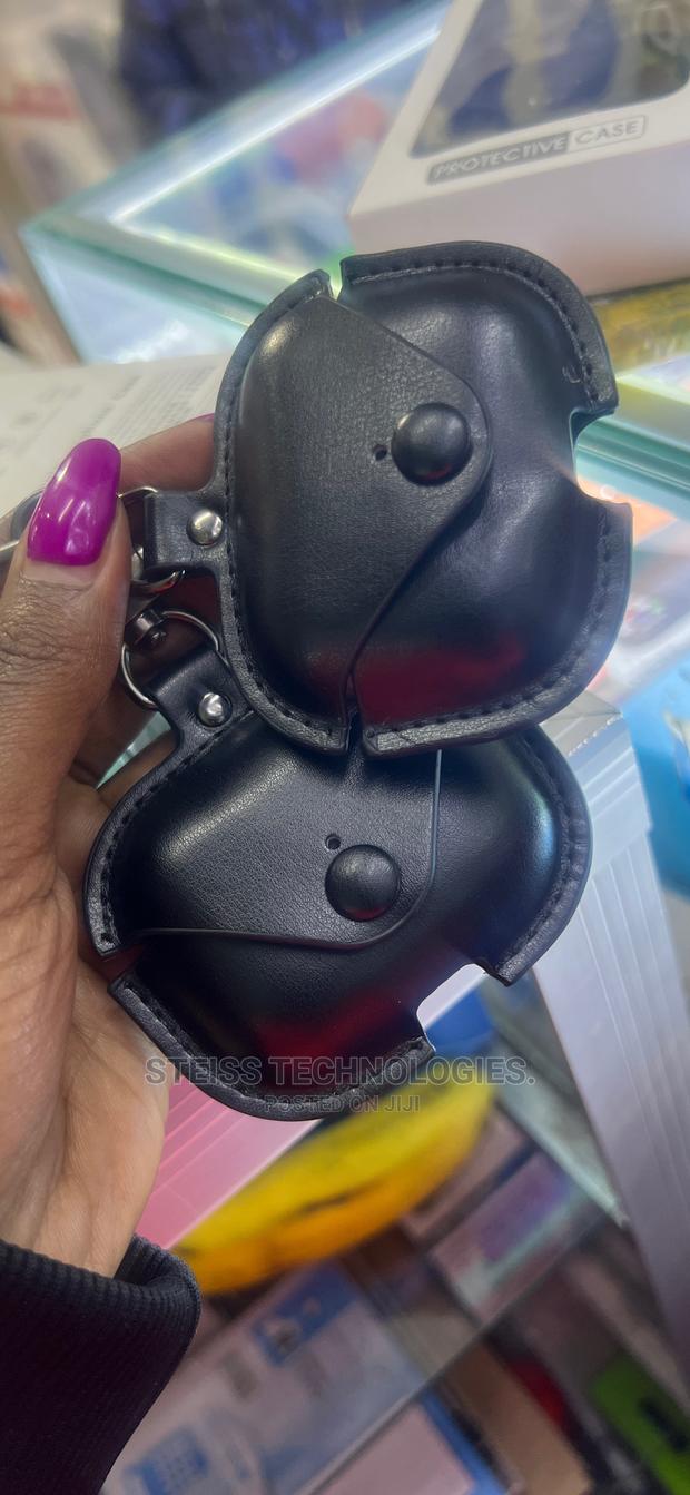 Airpods Pro Black Leather Casing. - thumbnail 4