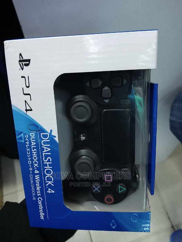 PS4 Dualshock 4 Wireless Controller - main view